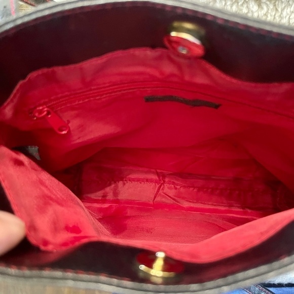 VICTORIA’S SECRET,BLACK LEATHER SHOULDER BAG WITH RED STITCHING.9 1/2” X 11 1/2” - Picture 8 of 9